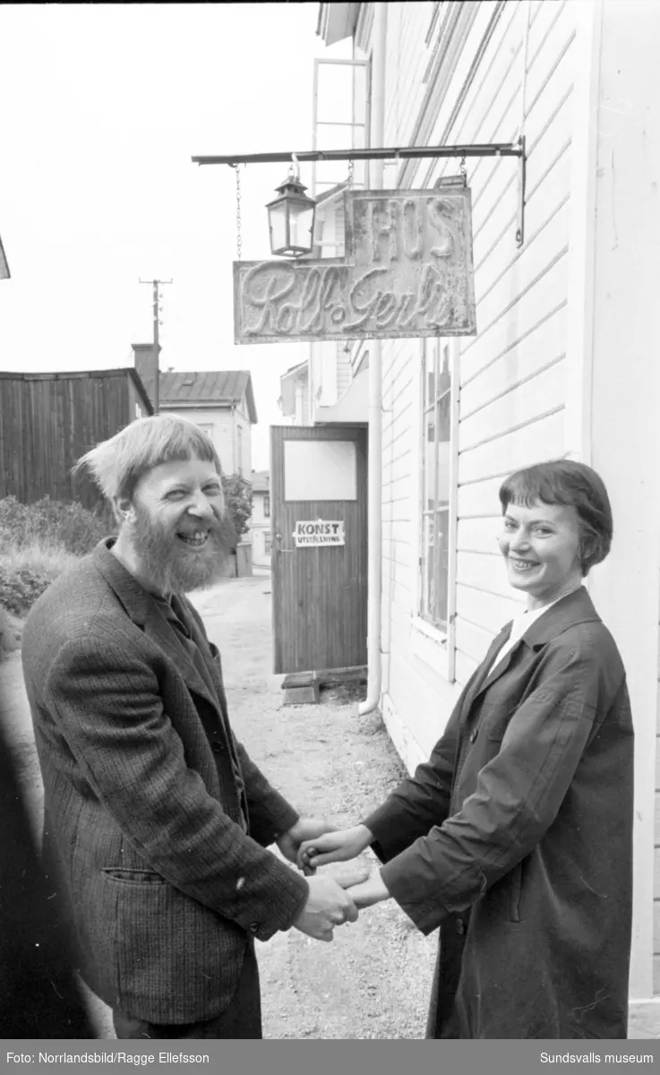 Rolf och Gertie Lidberg utanför sitt galleri på Grundläggaregatan 5.
