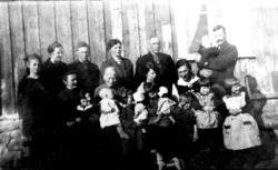 Foran fra venstre: Anne Moe med Gustav Laukvik på fanget, Le
