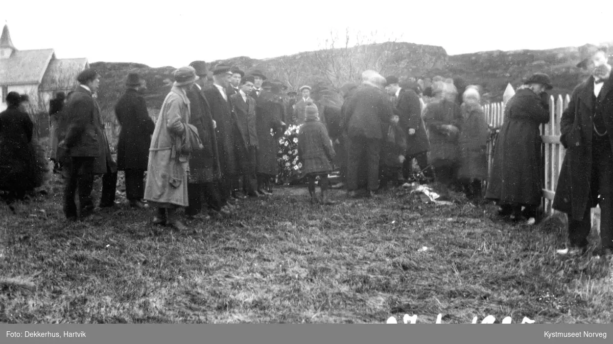 Ebba Dekkerhus`begravelse, på kirkegården