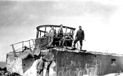 Måholmen fyr. Foran står Alfred Strand ellers ukjente