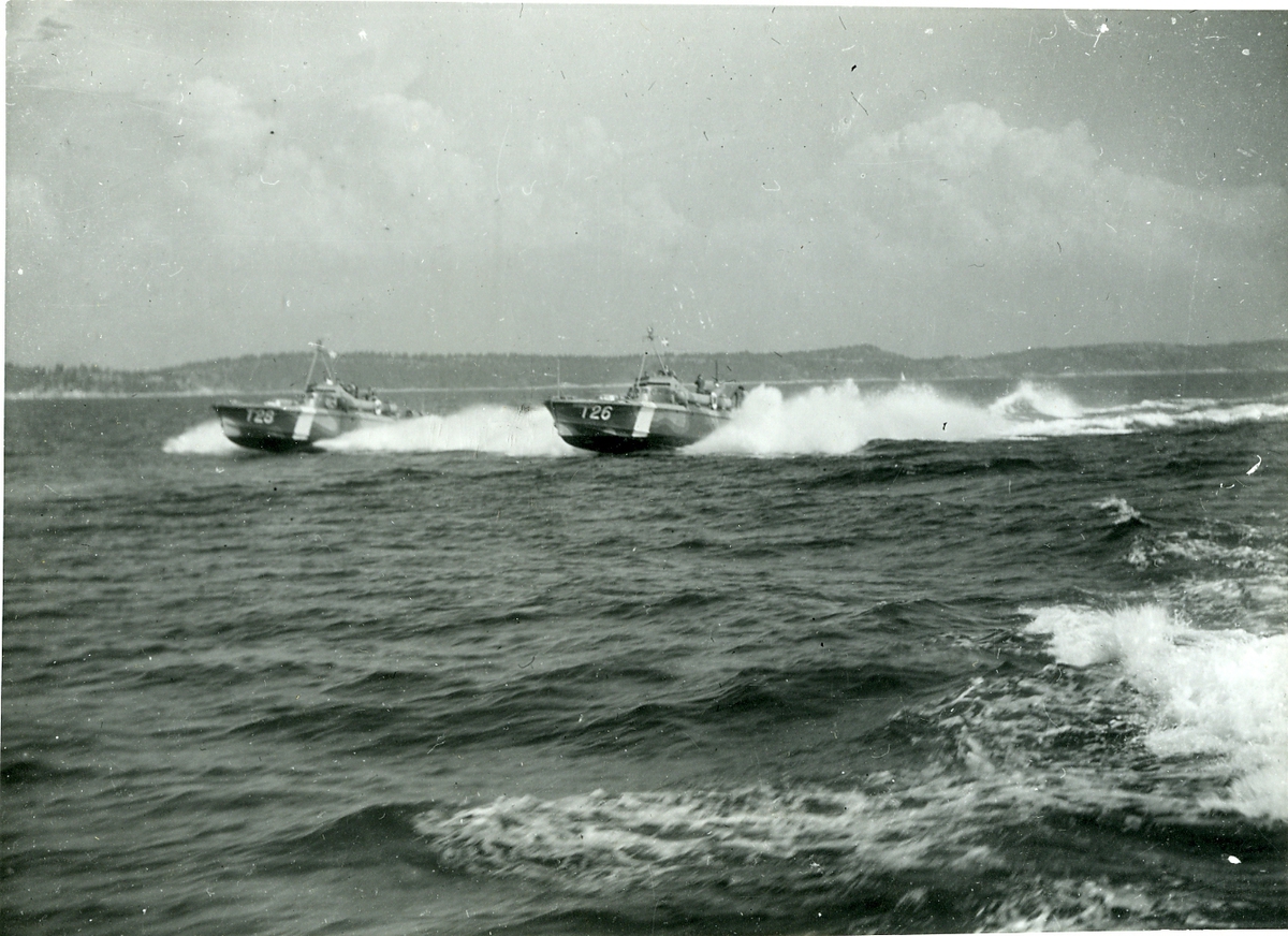 Motortorpedbåtarna T 26 och T 28 i full speed.