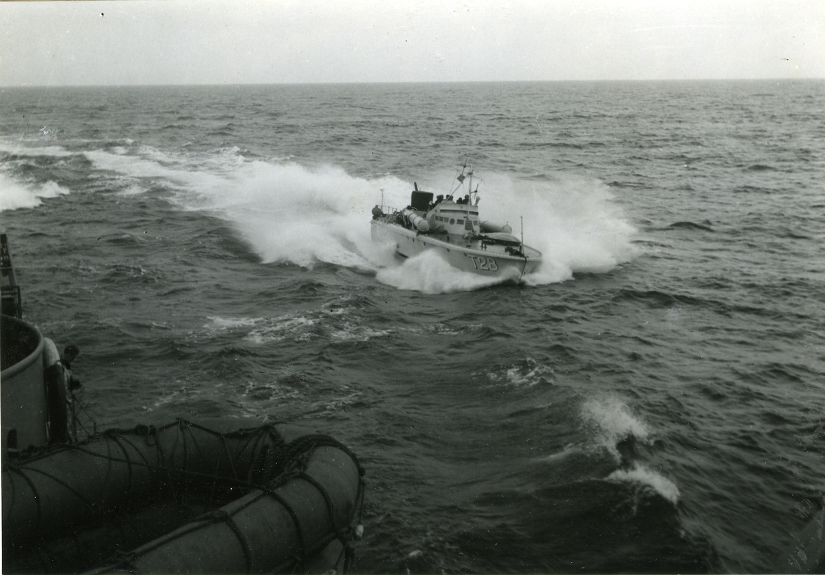 Motortorpedbåten T 28 under Kustflottans taktiska övningar 1-2 juni 1949.