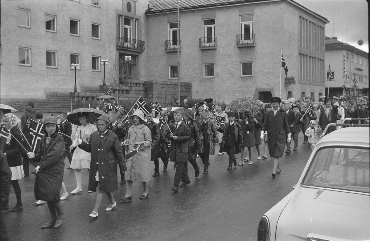 17. mai. Elverum. 
 1965. 
 Folketog, Storgata. 