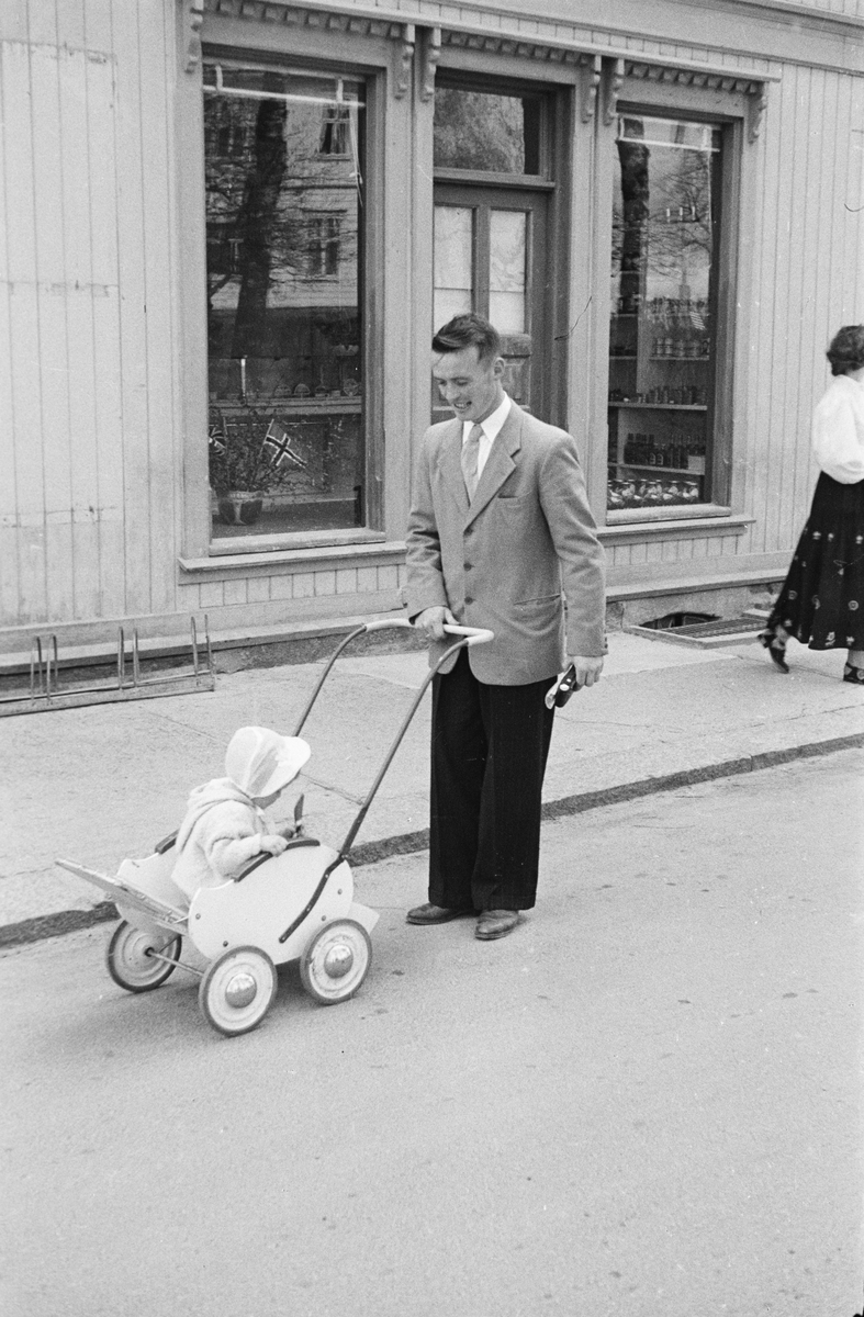 17. mai. Elverum. 
 1954. Mann med barnevogn. 