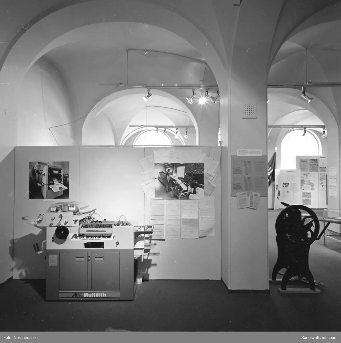 Invigning av utställningen "Tryckort Sundsvall" - en utställning om tryckerihistoria i Sundsvall arrangerad av Sundsvalls museum och Sundsvalls grafiska klubb, 7/5-28/8 1983. Det tryckta ordet 500 år. De tre sista bilderna visar en skärmutställning på postkontoret.