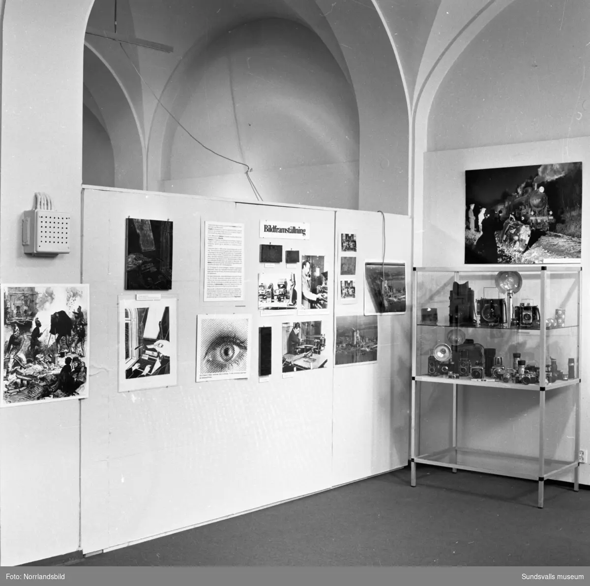 Invigning av utställningen "Tryckort Sundsvall" - en utställning om tryckerihistoria i Sundsvall arrangerad av Sundsvalls museum och Sundsvalls grafiska klubb, 7/5-28/8 1983. Det tryckta ordet 500 år. De tre sista bilderna visar en skärmutställning på postkontoret.