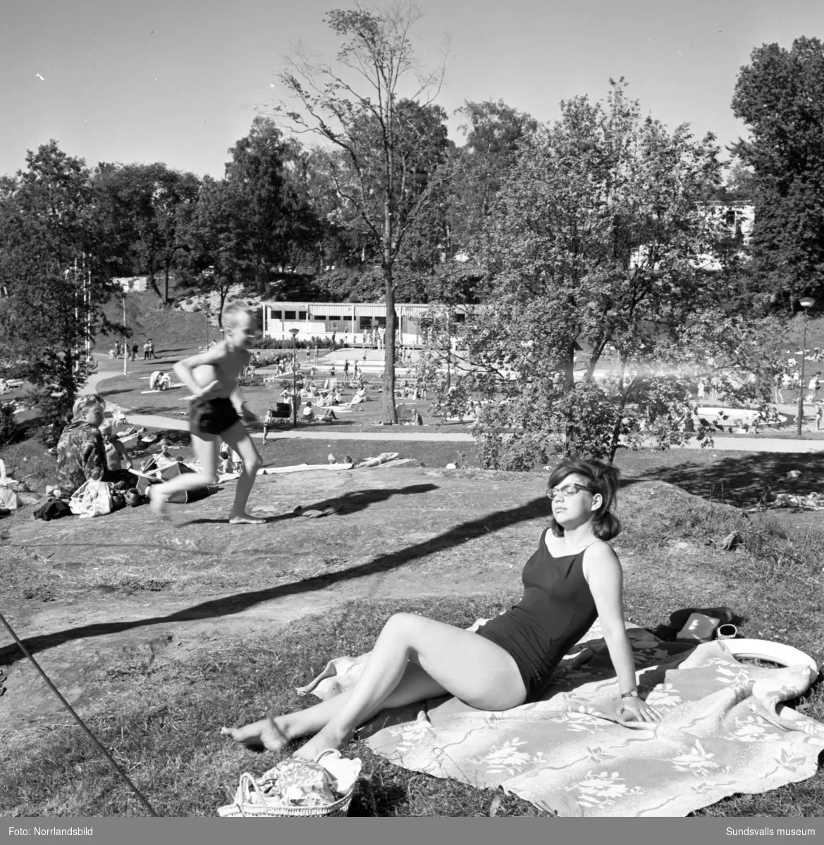 I nuvarande Fagerdalsparken fanns fram till början av 2000-talet ett friluftsbad, på relativt bekvämt promenadavstånd för semesterfirande Sundsvallsbor. Badet låg på platsen där grosshandlare Nils Wikström, en av de första träpatronerna, hade sitt sommarställe Villa Fagerdal  som byggdes 1865 vid Sidsjöbäcken. Villan stod kvar fram till 1950-talet och 1959 anlade Sundsvalls stad Fagerdalsbadet,  parken rustades upp och blev ett populärt tillhåll sommartid, inte minst för barnen. Hösten 2002 revs badet och groparna fylldes igen, men parken finns kvar – en rest av Villa Fagerdals trädgård.