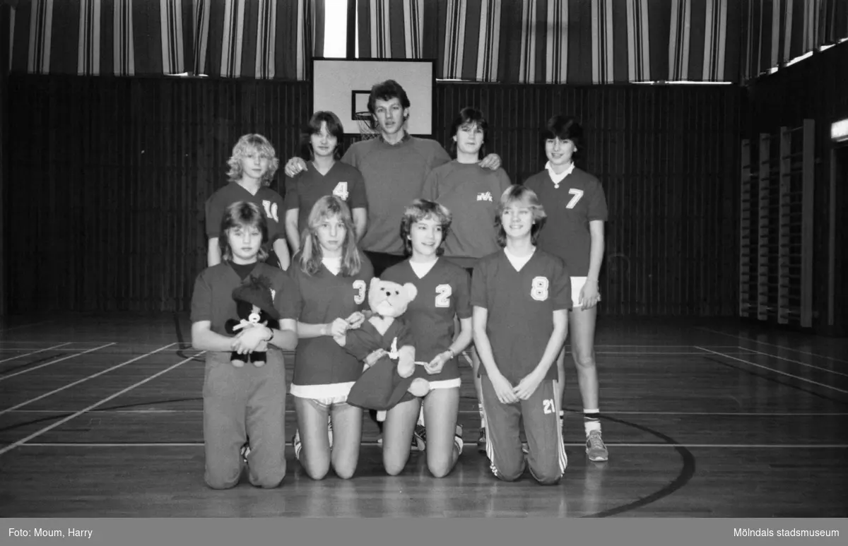 Grupporträtt av Mölndals Volleybollklubbs flickor B, år 1983.

För mer information om bilden se under tilläggsinformation.