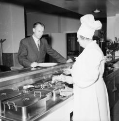 Vardens arkiv. "Duval Kafeteria, nye lokaler" 21.08.1953