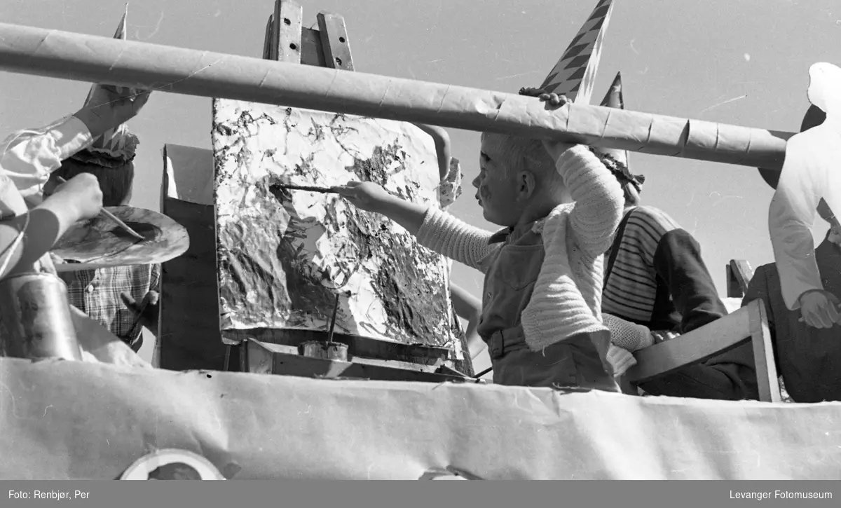 Barnas dag, Levanger,  liten gutt maler med staffeli på lastebil.