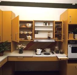 Kjøkken i solgult. Illustrasjonsbilde fra Nye Bonytt 1974.