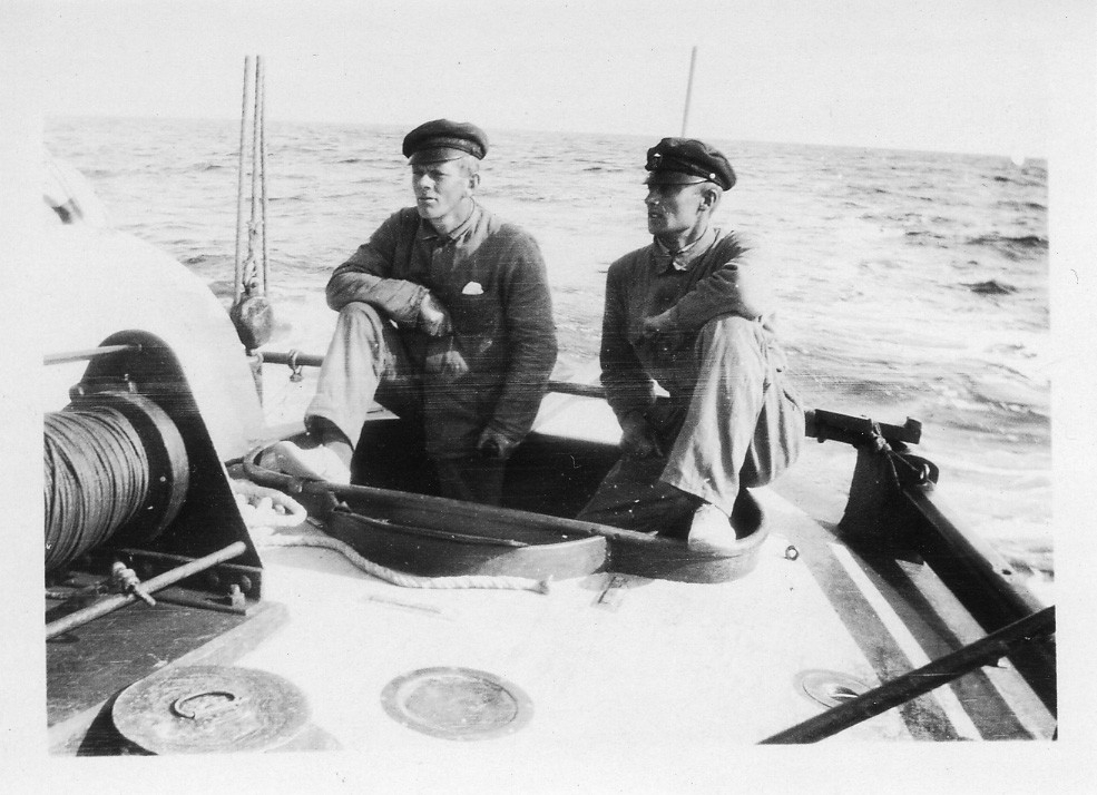 'Från ''Akka'' expedition sommaren 1929: ::  :: 2 män sittande i aktern på båtdäck. ::  :: Ingår i serie med fotonr. 1862-1864.'