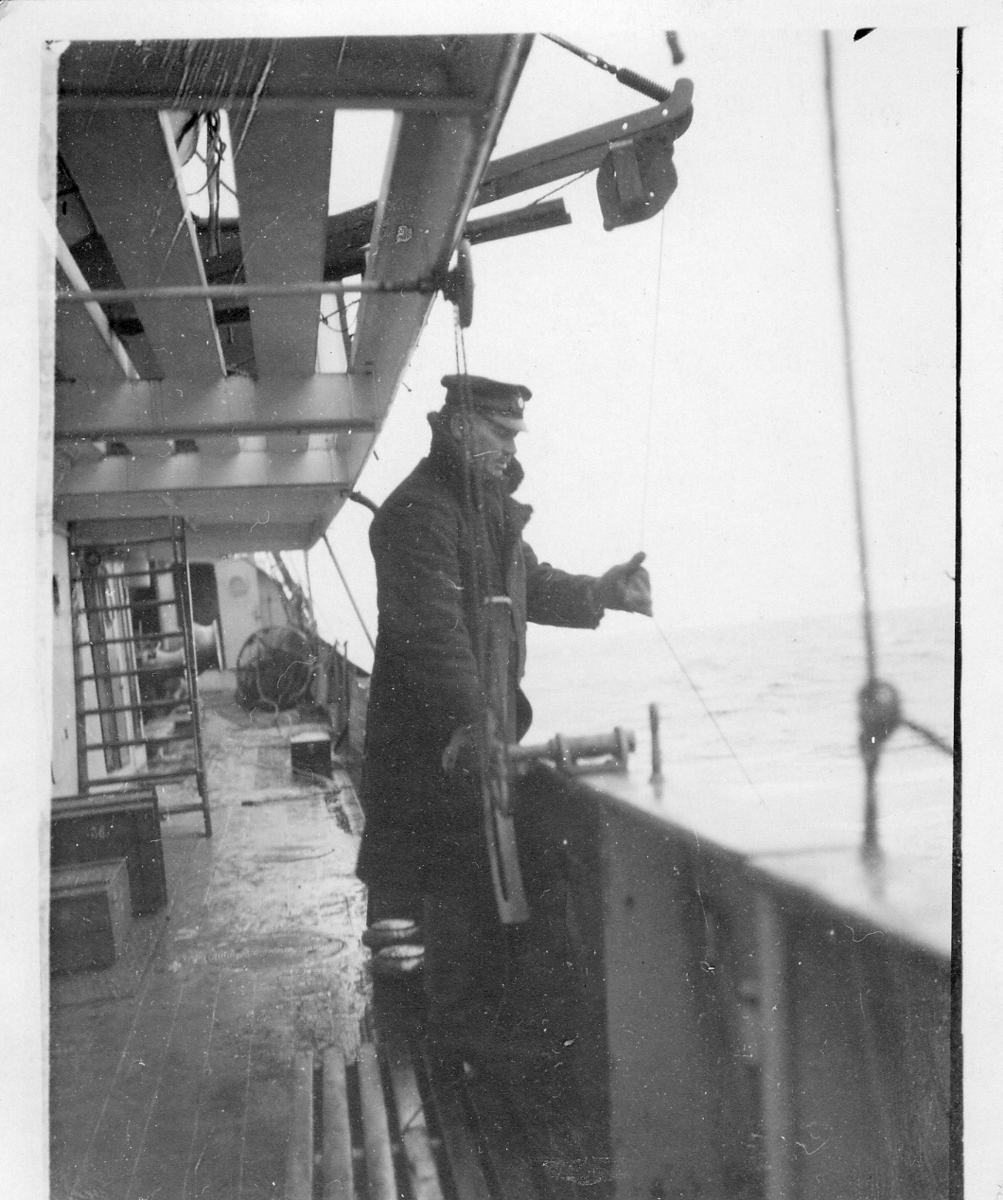 'Skagerrakexpeditionen 1933-03-06 - 1933-03-08: ::  :: 1 st man på båtens däck, trålmästare Nilsson lodar. ::  :: Ingår i serie med fotonr. 2828-2838.'