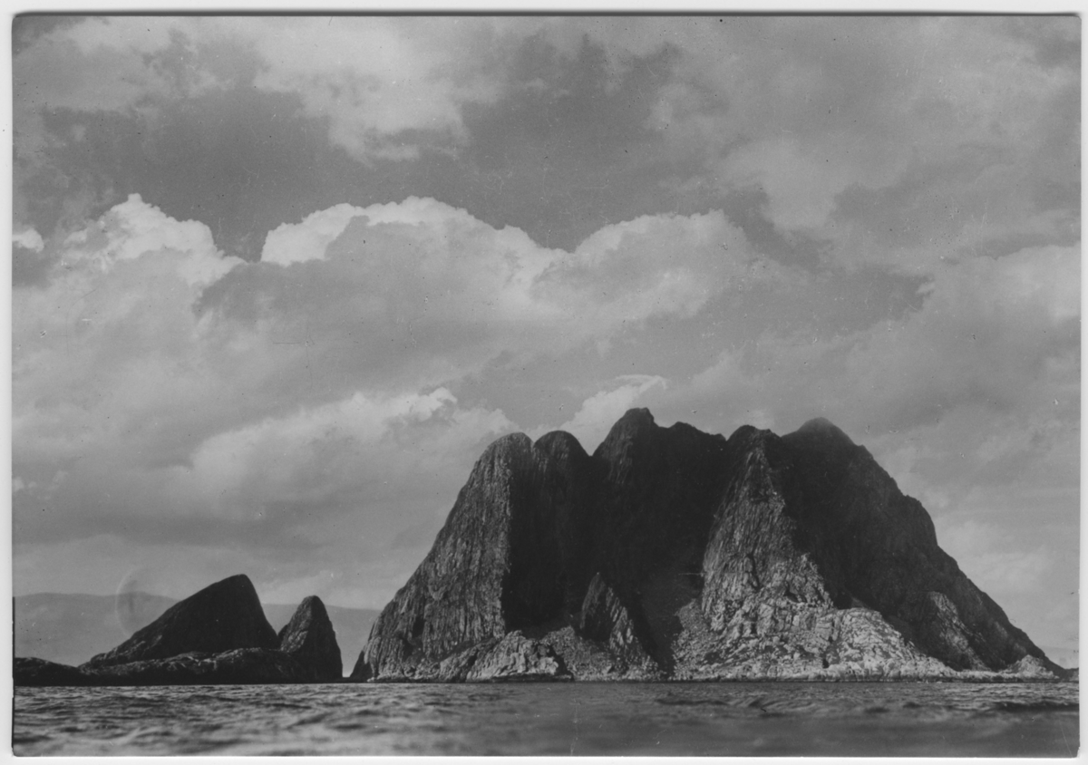 'Bild från havet mot klippön. ::  :: Ingår i serie med fotonr. 3382-3407.'