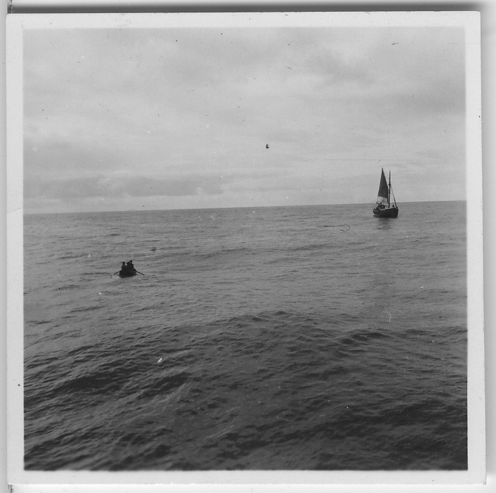 'Från ''Skageraks''-expeditionen till Hebriderna och Shetland: ::  :: Bergit LL323 (båt) och roddbåt i Ronnies Voe (förminskad version av foto nr 4113:54) ::  :: Ingår i serie med fotonr. 4113:1-82.'
