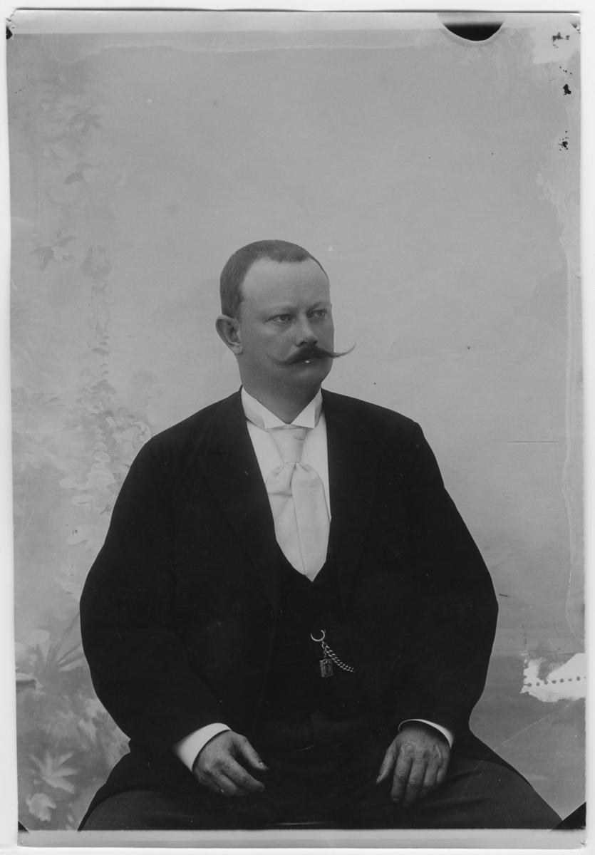 Arthur Loos, sittande. - Göteborgs Naturhistoriska Museum / DigitaltMuseum