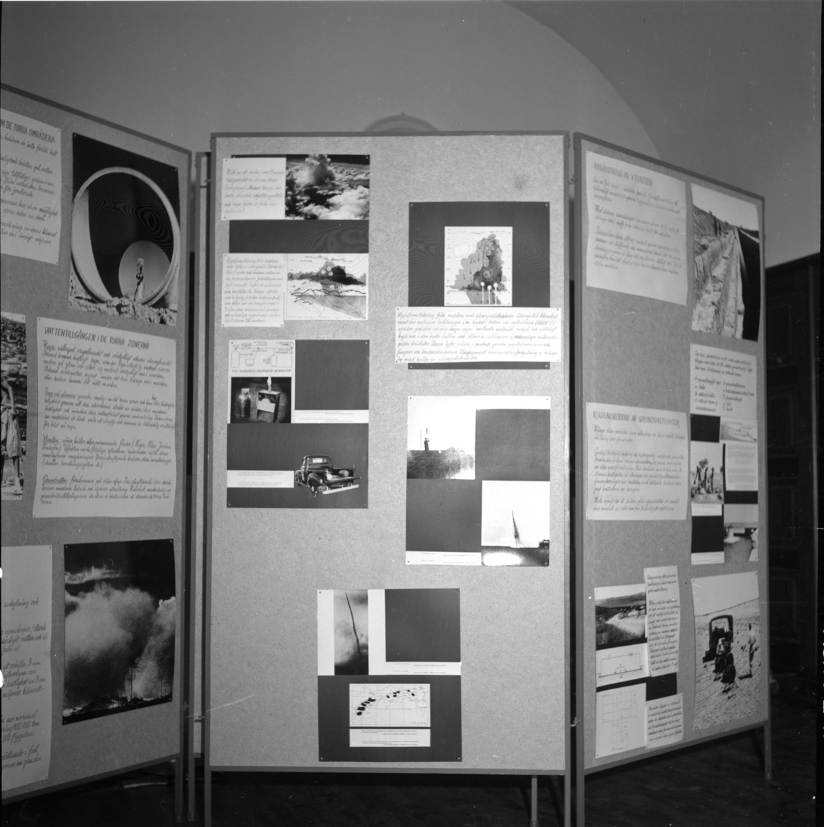 'Uställningen ''Människan och öknen - en utställning presenterad av UNESCO''. ::  :: Sektion av utställningsskärm, troligen inne i biblioteket, under arbetet med att sätta ihop utställningen ''Människan och öknen''. ::  :: Ingår i serie med fotonr. 6984:1-18.'