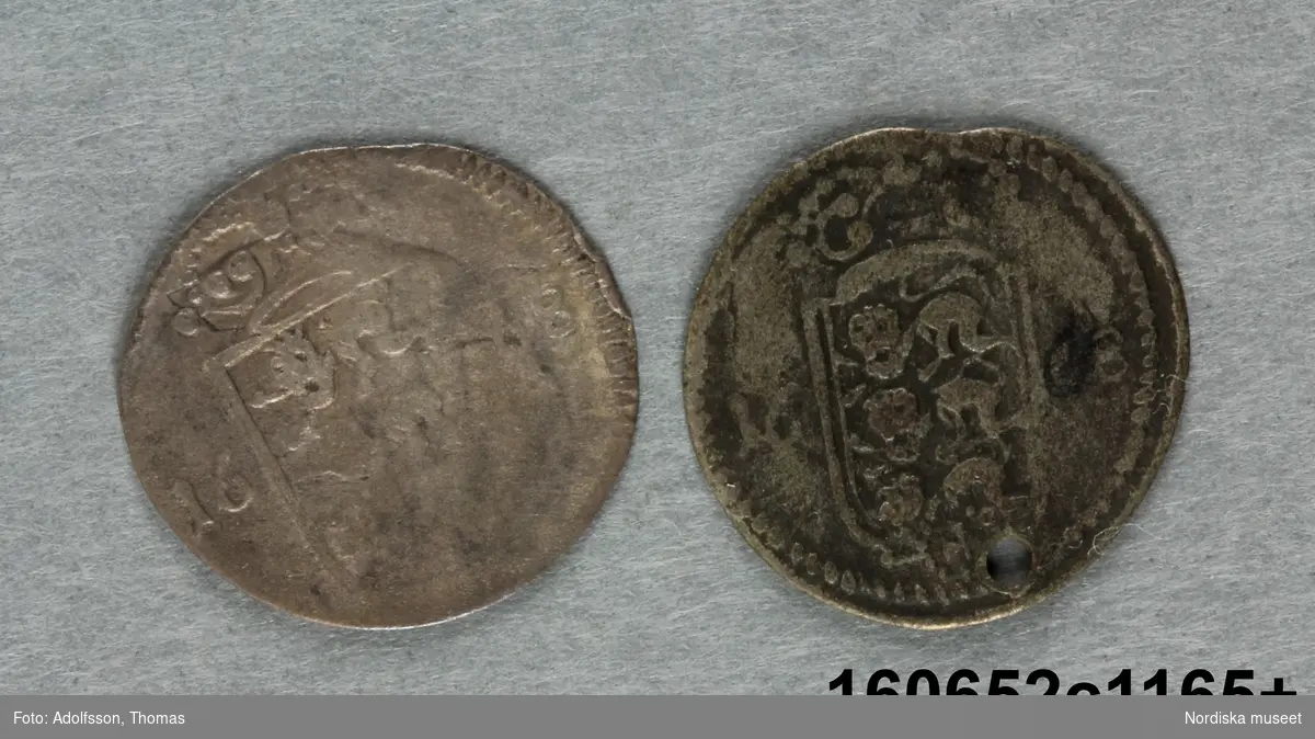 Två likadana mynt. Från den svenska besittningen Reval, nuvarande Tallinn i Estland.