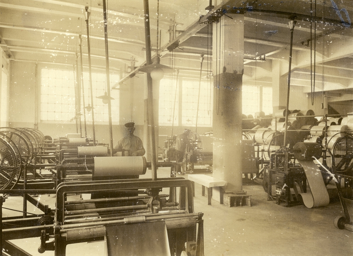 Två män arbetar vid en stenglättning? på Papyrus fabriker, år 1918.