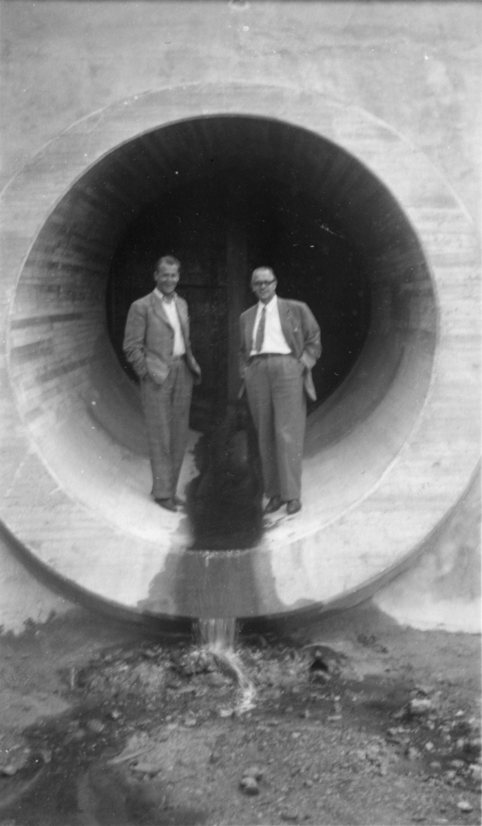 Ätrafors kraftverk. Ombyggnad av dammen år 1951-1952.
Två okända män.