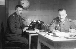 To tyske soldater på et kontor.