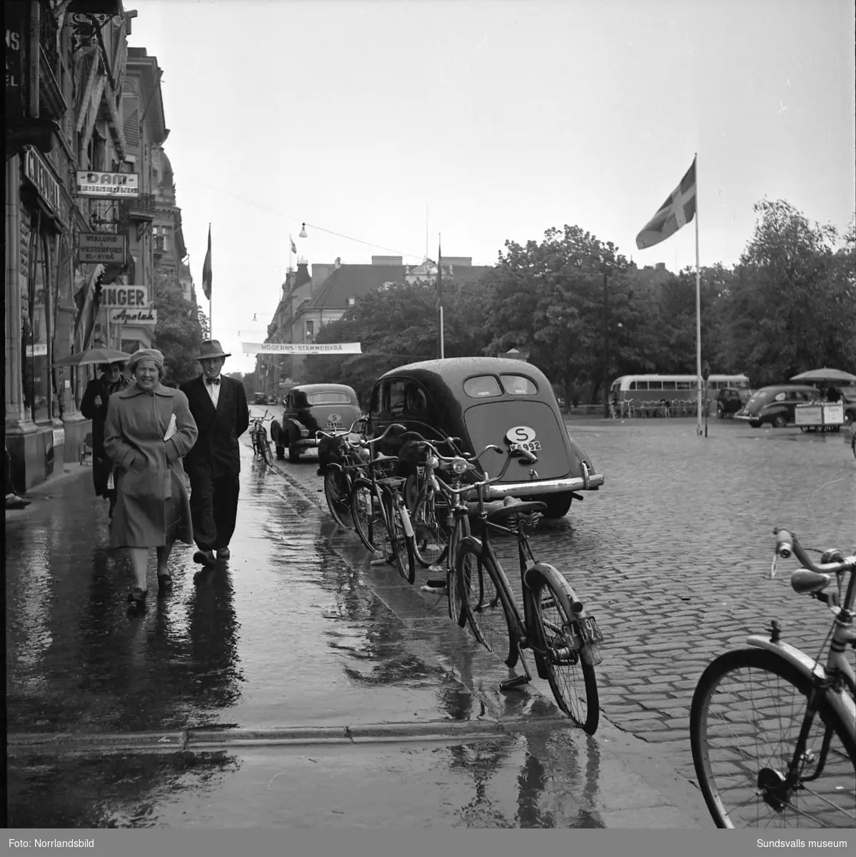 Fyra bilder från olika partier av Storgatan 1950. Bilderna illustrerar en del av de problem som är en följd av det ökande antalet bilar och cyklar i staden.