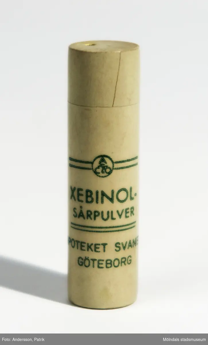 Burk med Xebinolsårpulver från 1950 - 60-talet. Tillverkades av Apoteket Svanen i Göteborg.
Det finns pulver kvar i burken.