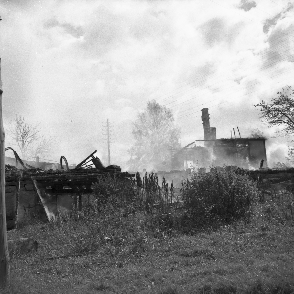 Vardens arkiv. "Brann hos Kåre Hansen, Melum" 19.08.1953