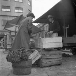 Vardens arkiv. "Salg på torvet" 18.08.1953