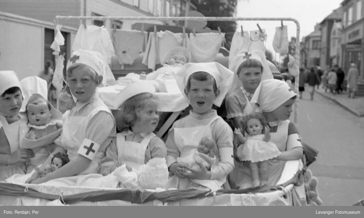 Barnas dag, Levanger, jenter utkledde som sykepleiere.