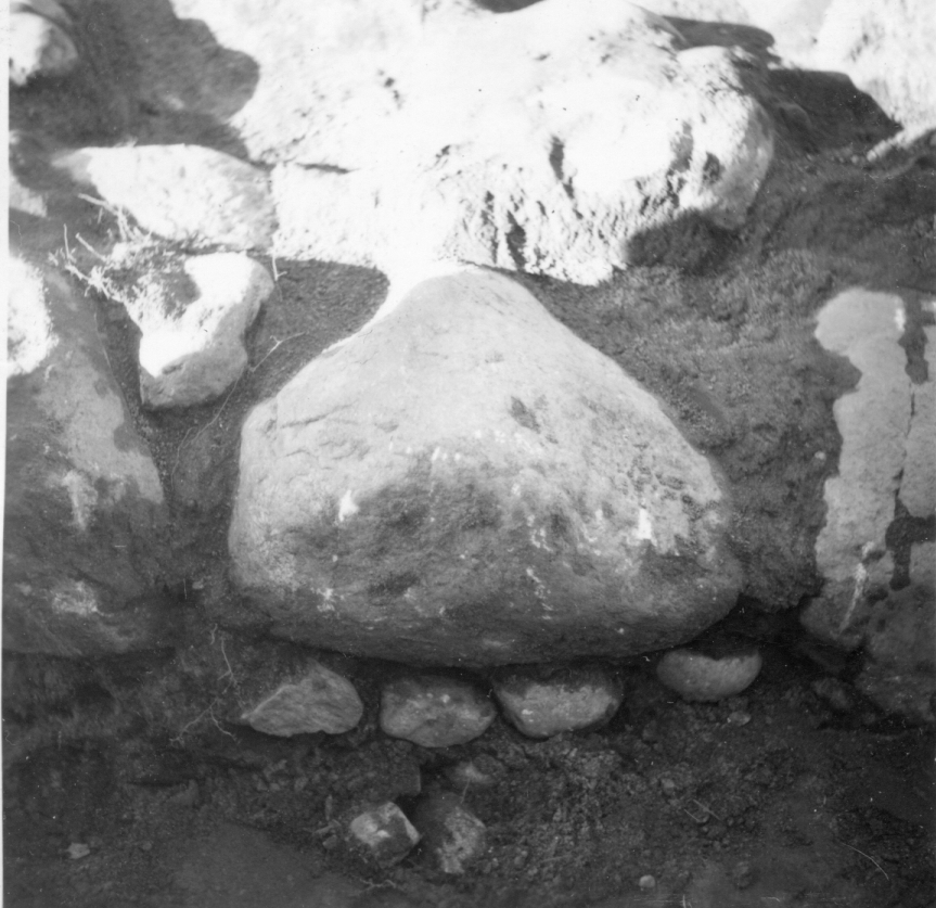 Vid Hamngatan 23. Detalj av 1612 års stödmur, ett stenblock i Ö skalmuren med underliggande skalstenar i sand. Därovan lera. Foto från O.