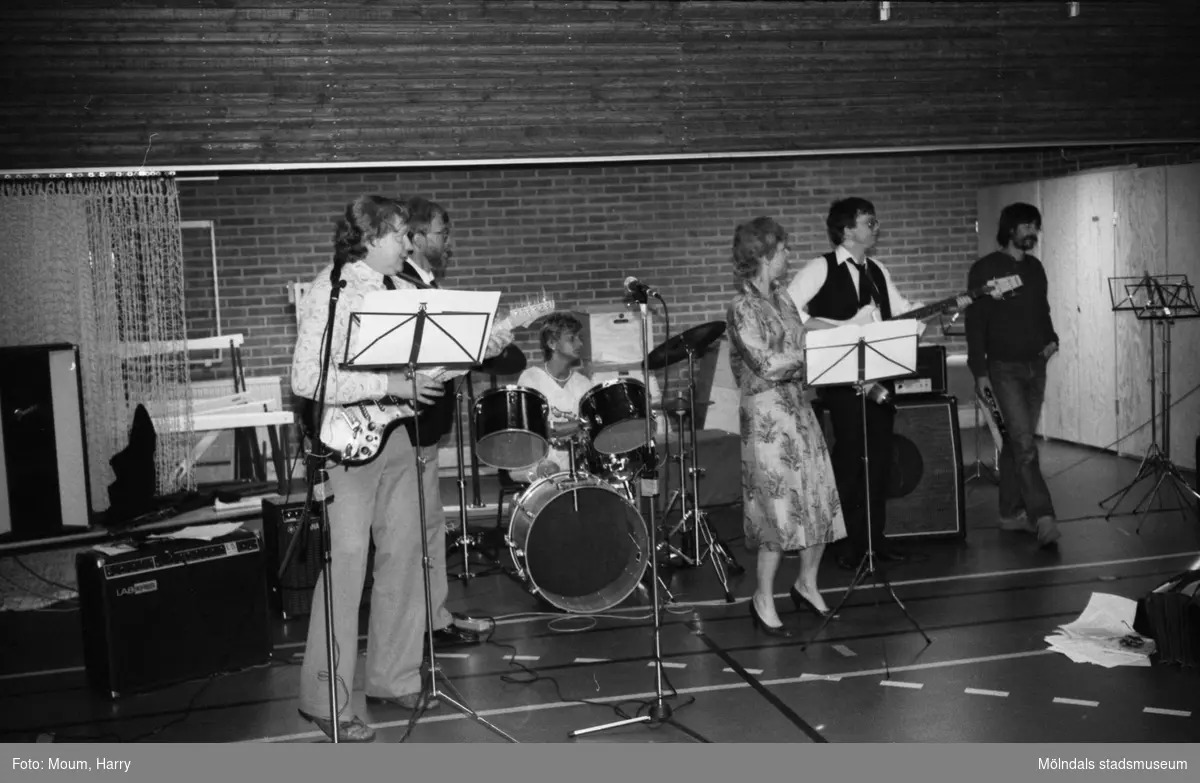 Skolavslutning på Ekenskolan i Kållered, år 1983. Ett musikframträdande.

För mer information om bilden se under tilläggsinformation.