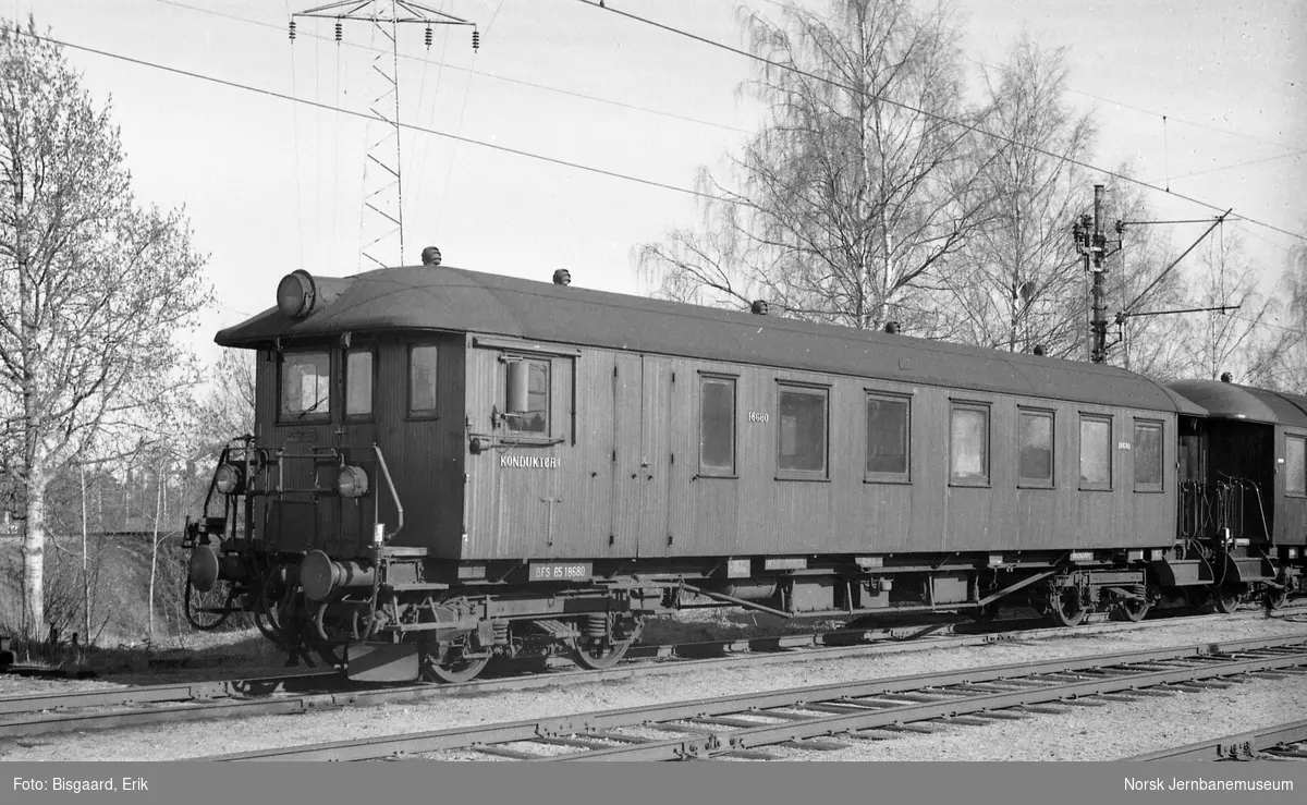 Styrevogn litra BFS65 nr. 18680 på Ski stasjon