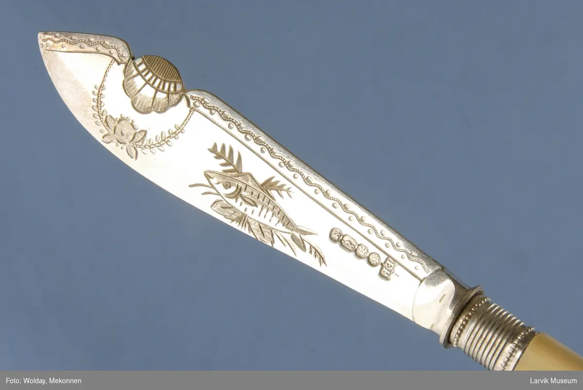 Form: Typisk fiskekniver og gafler. Brede blader på knivene.
