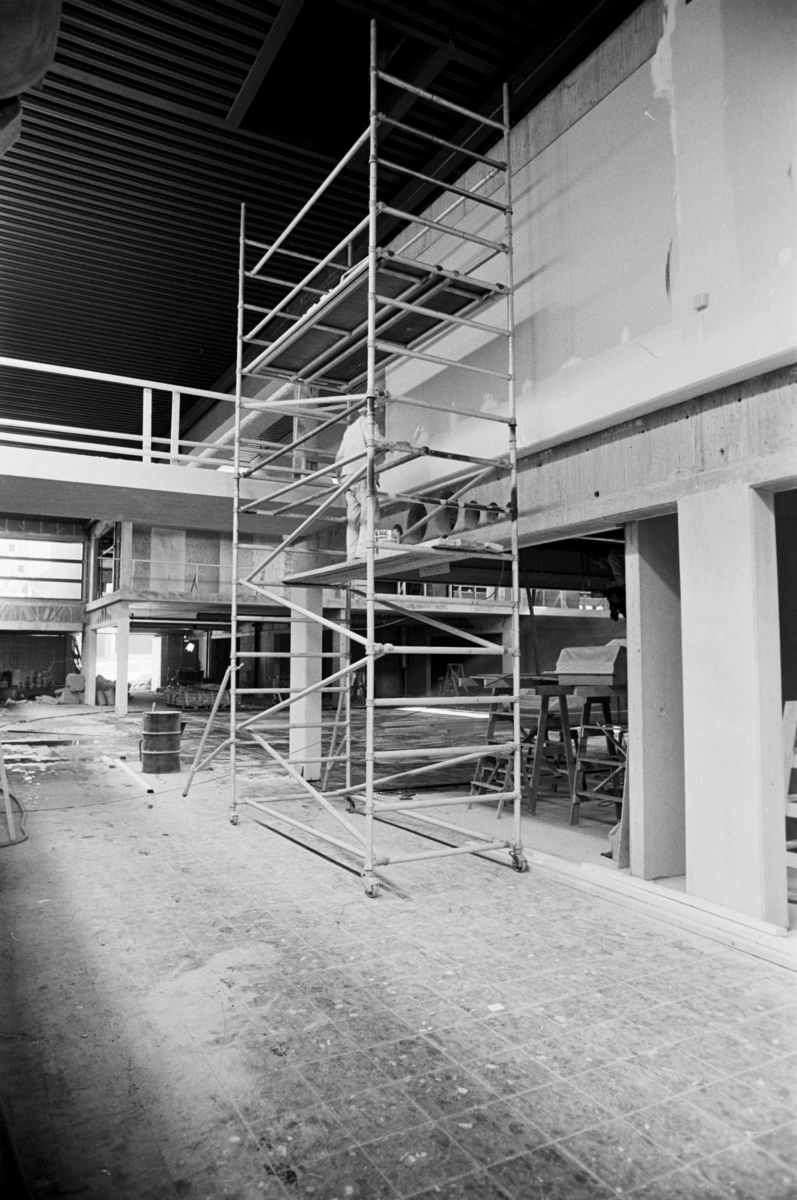 Byggingen av Stovner senter. Bygningsarbeidere støper gulv.