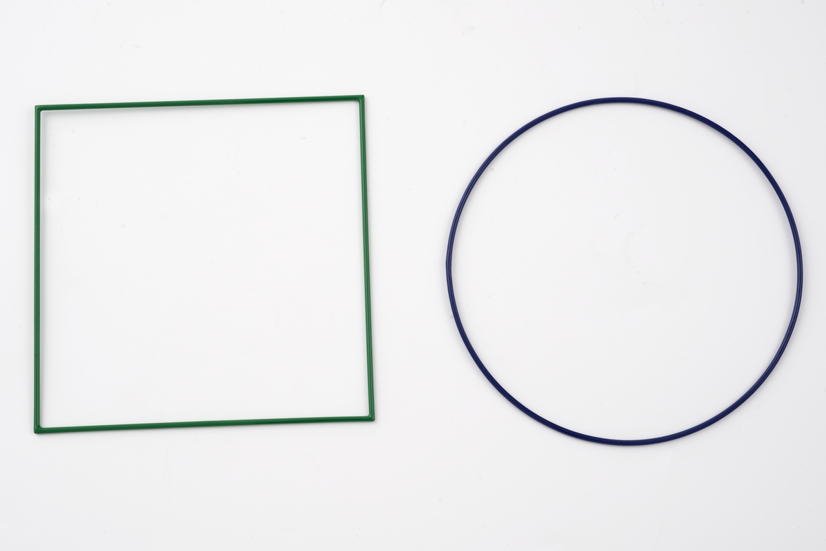 Brosjen er satt sammen av et grønt kvadrat og en blå sirkel.