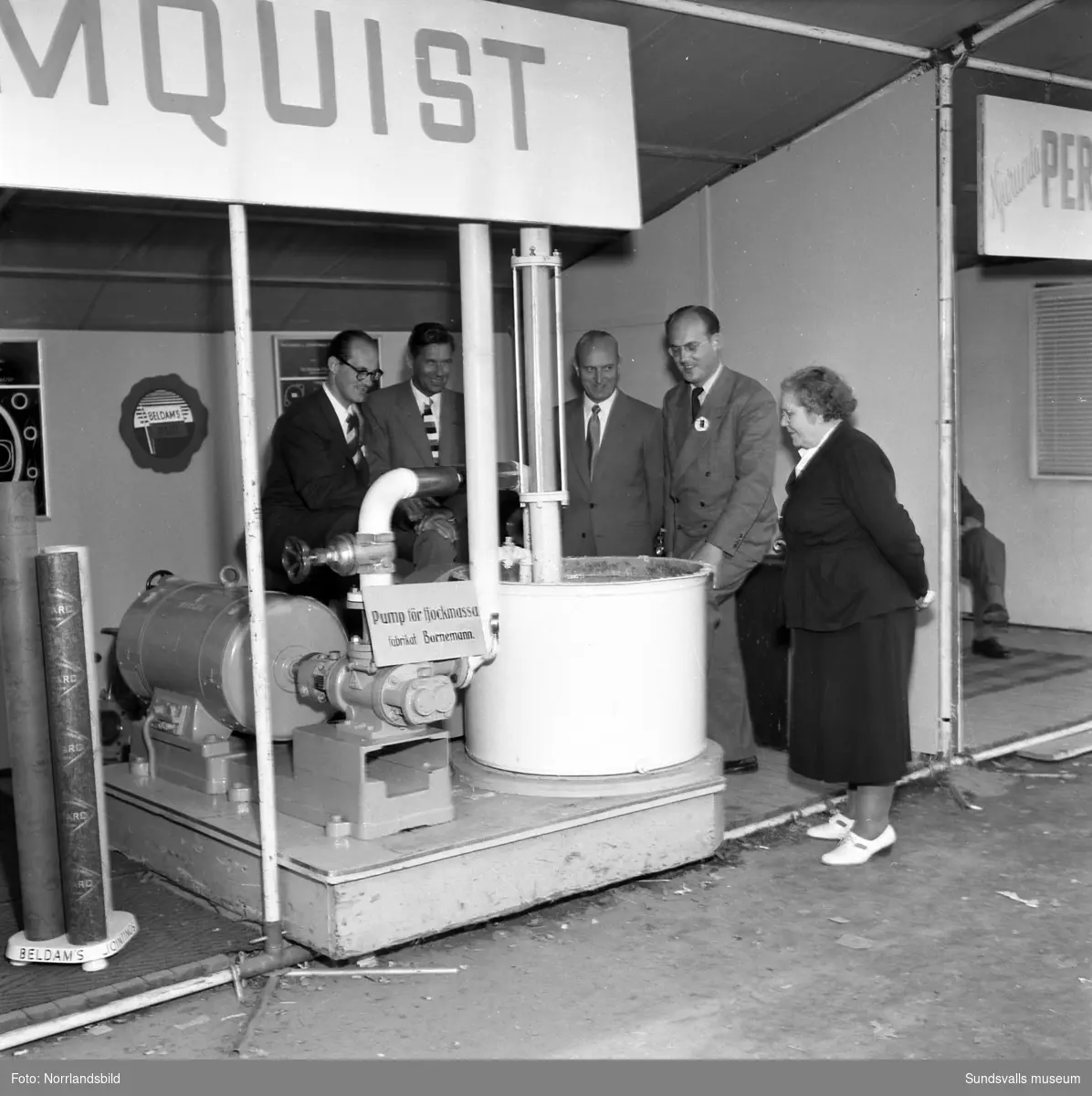 Åkesson & Blomquist har en monter på Sundsvallsmässan 1954. Maskiner och tillbehör till massaindustrin.