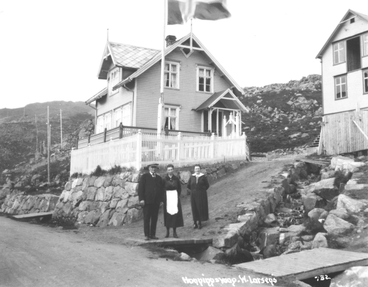 En mann og to kvinner fotografert foran et huset til Waldemar Heggelund Larssen i Storbukt ved Honningsvåg