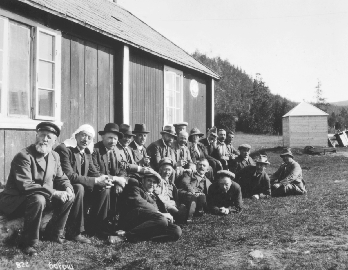 Jernbanekomiteens medlemmer hviler i solveggen utenfor Gargia fjellstue