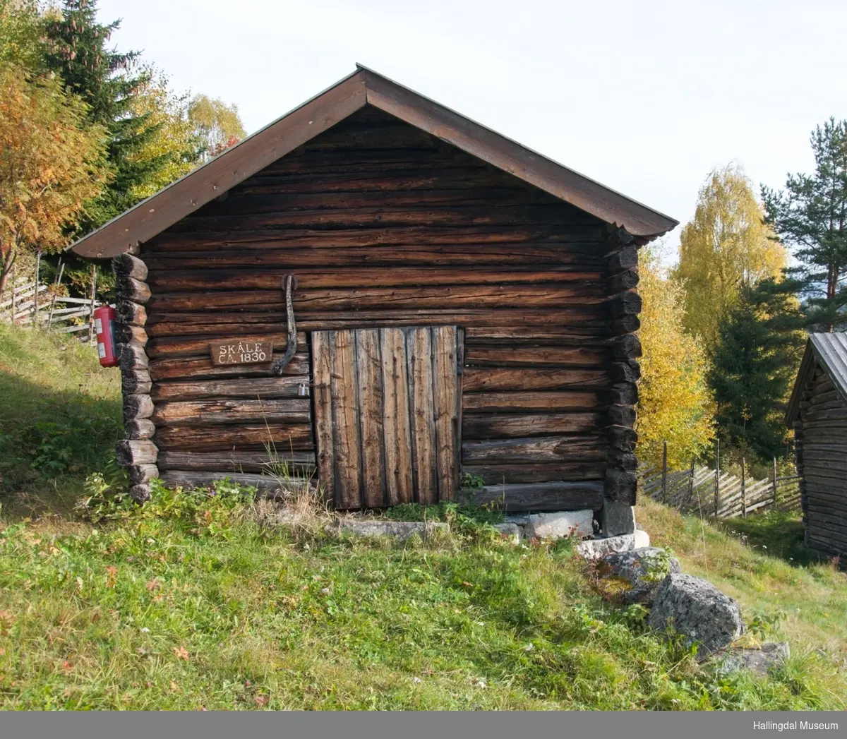 Vedskålen er bygd mellom 1825 og 1850.. Det er et enkelt lite tømmerhus med jordgolv og bordtak.