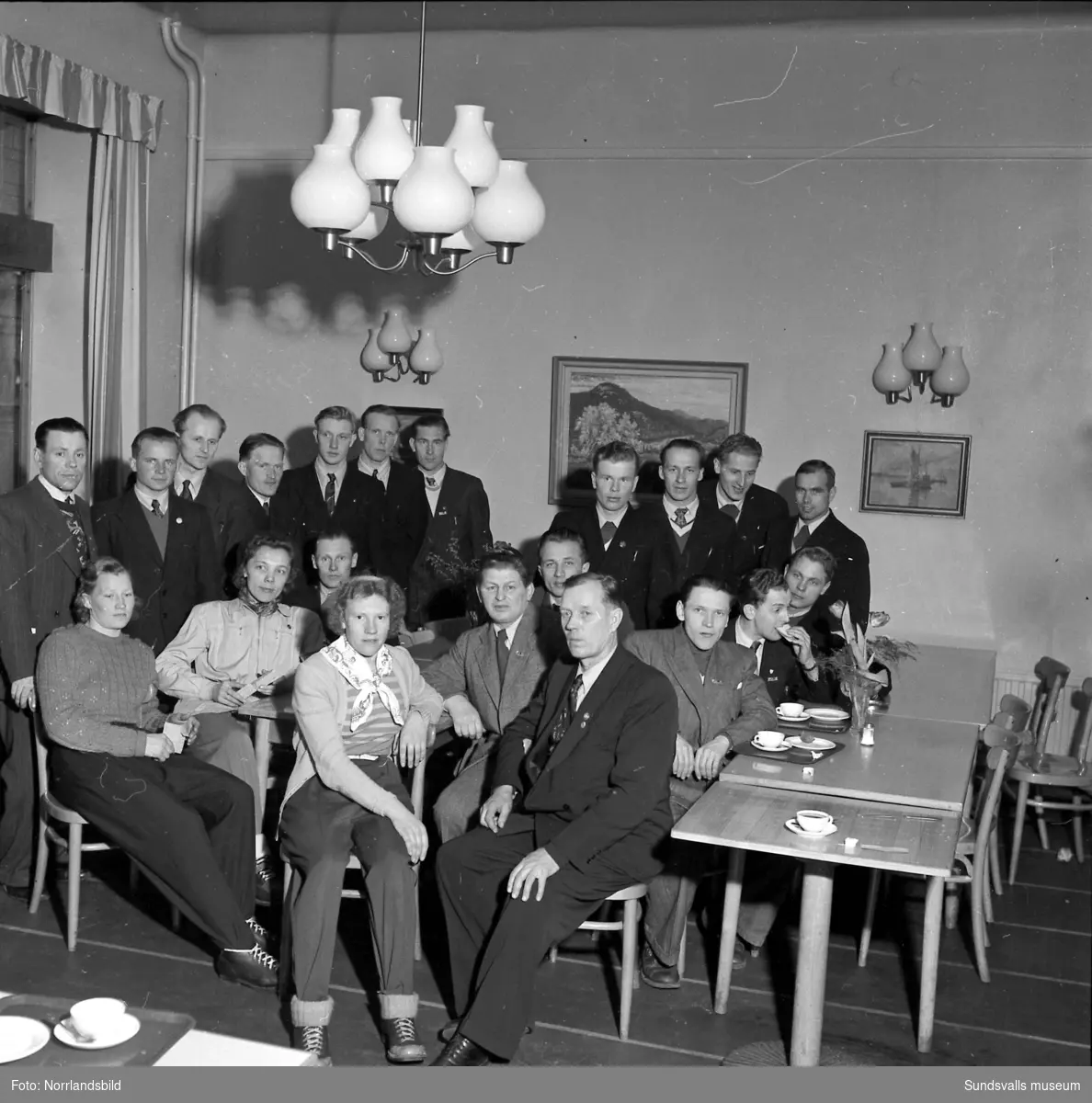 Svenska skidspelen 1951 avgjordes i Sundsvall. Den finska truppen har anlänt och passar på att ta en fika på KPS självservering.