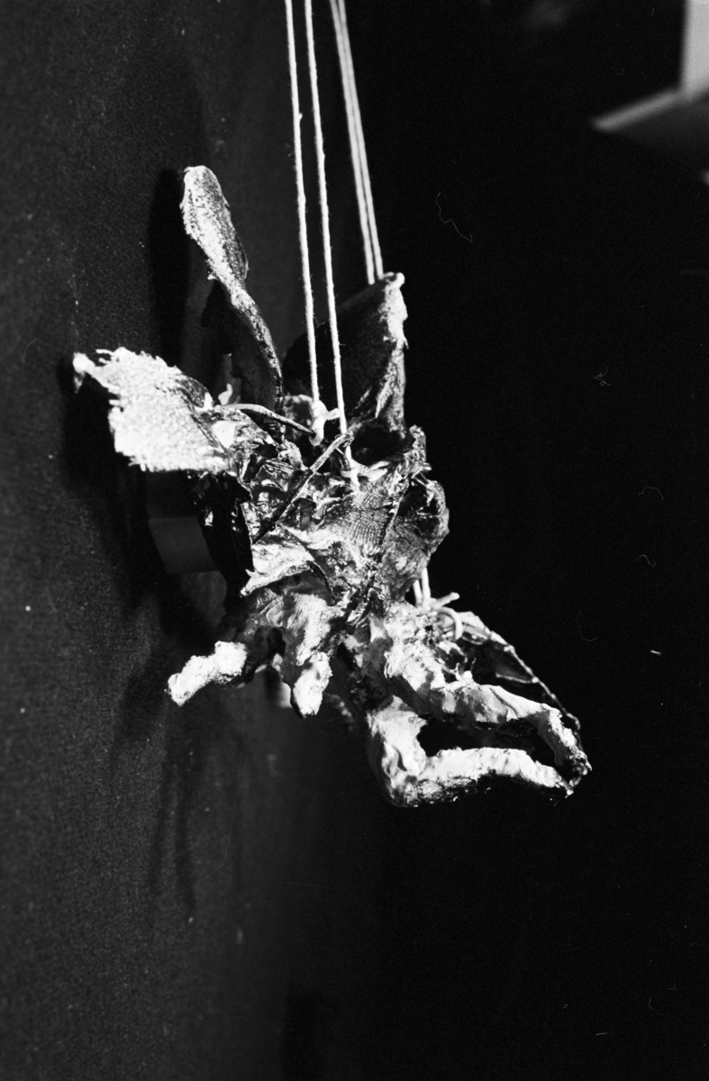 Scenografimodell fra Nationaltheaterets oppsetning av Peter Shaffers "Amadeus". Forestillingen hadde premiere 9. desember 1980. Regi var ved Toralv Maurstad, scenografi ved Lubos Hruza og kostymer ved Bruce Snyder.