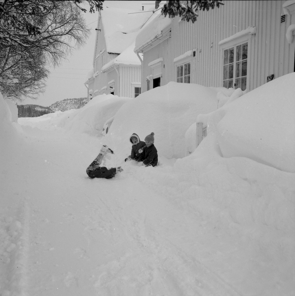 Barn leker i snøen på torvet på Bjørnli.