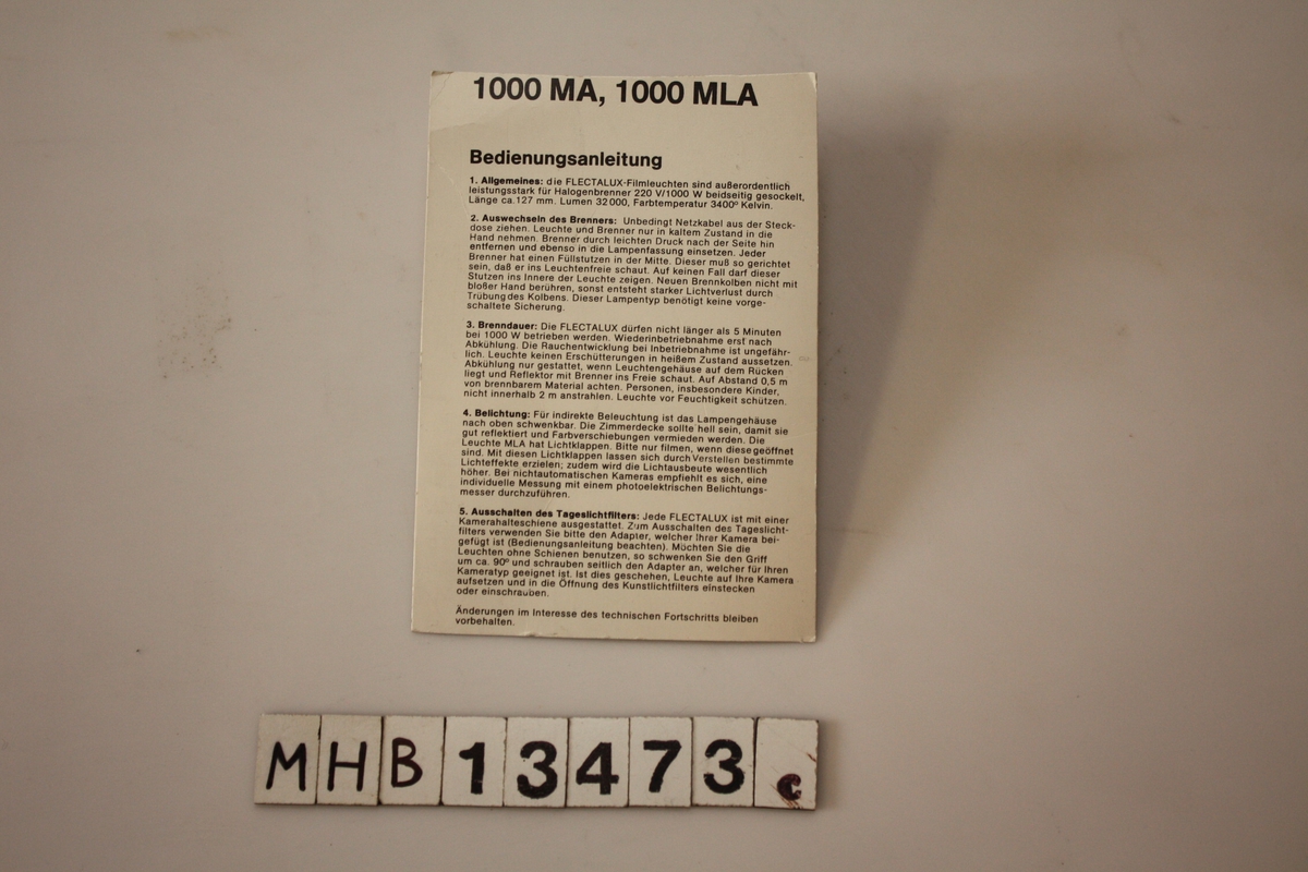 Tyskspråklig bruksanvisning til filmlampe Flectalux 1000MA/MLA. Klippet fra originalemballasje. 