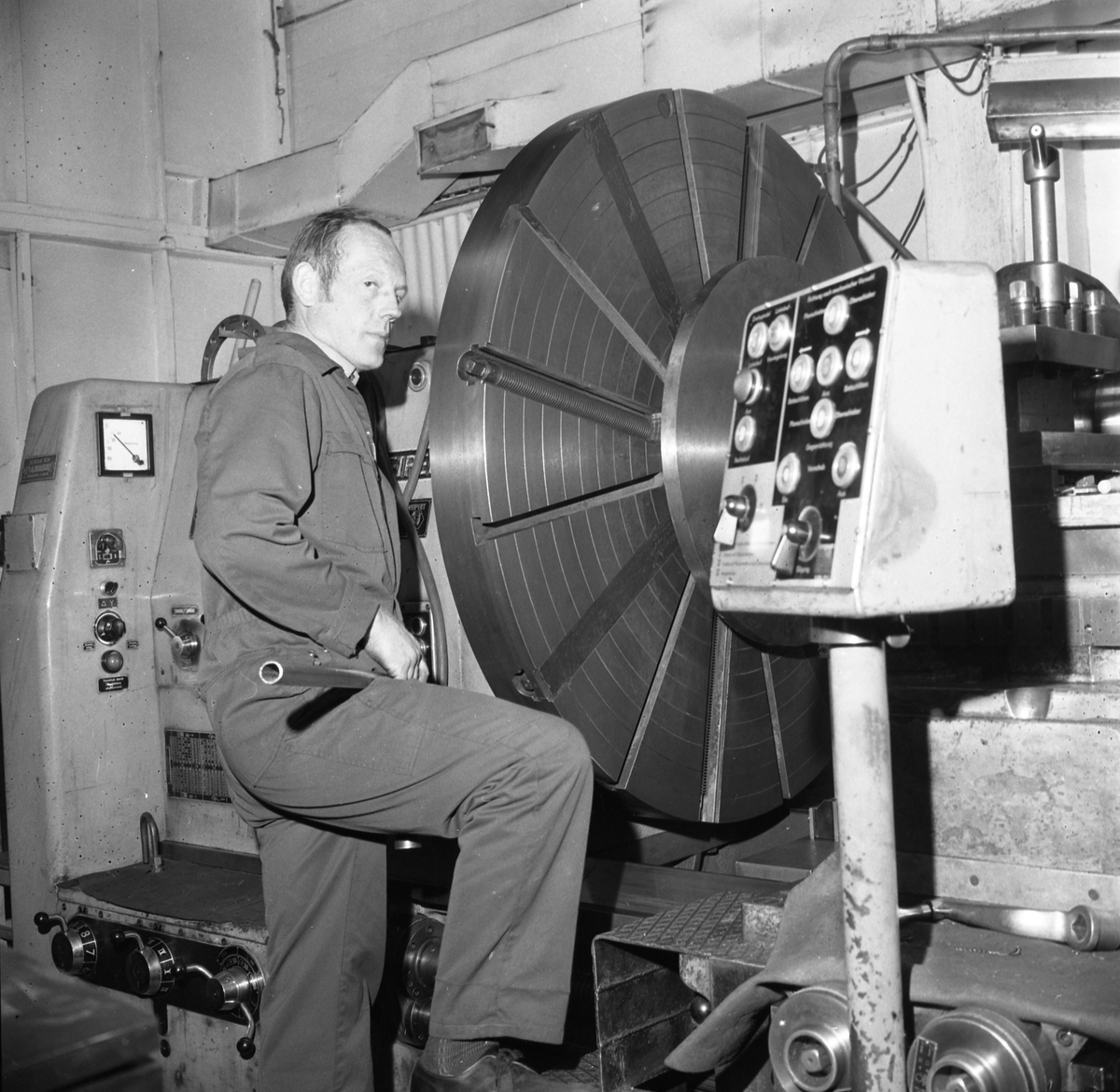 Bømlo. Produksjonslokalene til Wärtsila Norway A/S. Motor- deleproduksjon. Arbeiderne i dyp konsentrasjon.