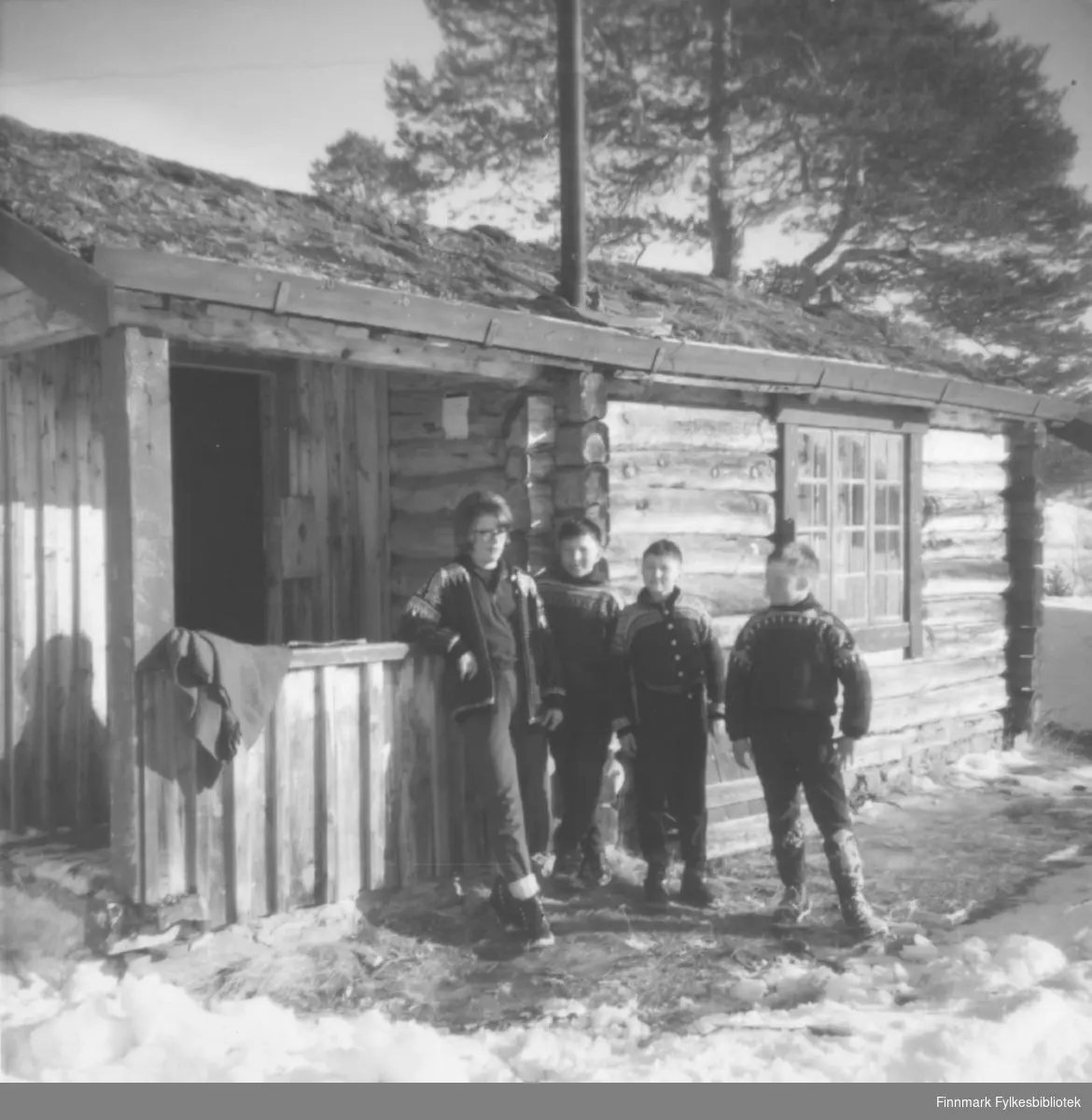 Fire barn/ungdommer fotografert utenfor skogvokterhytta i Rochi. De er fra venstre: Bjørg Jolma, Torbjørn Nymo, Bjørn Malin og Kjell Nymo.