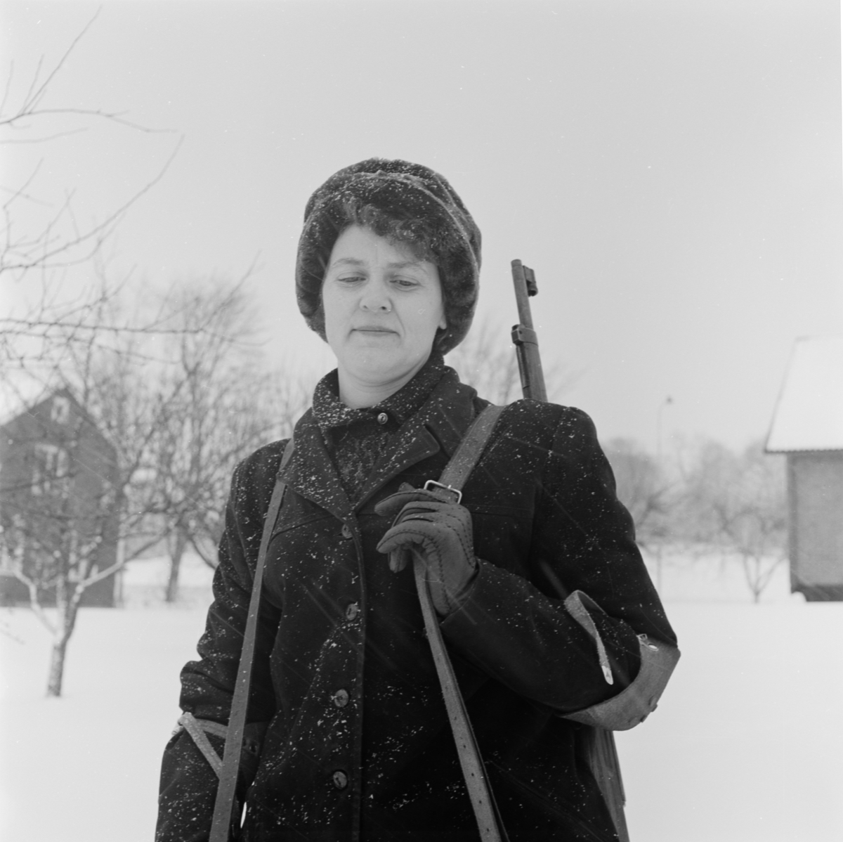 Inga Melin med gevär, Uppland 1962