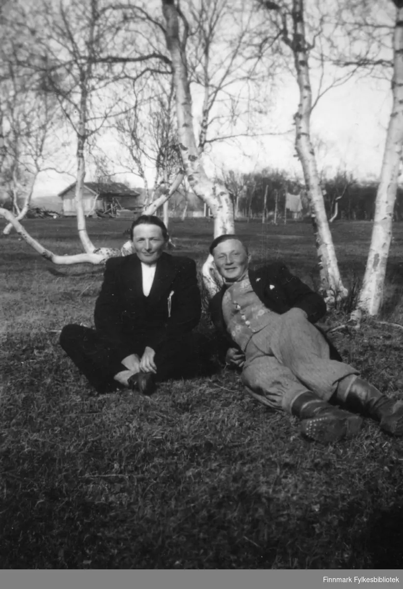 Fredrik Josefsen og Johannes Nymo sitter på bakken i Ildskog under krigen.