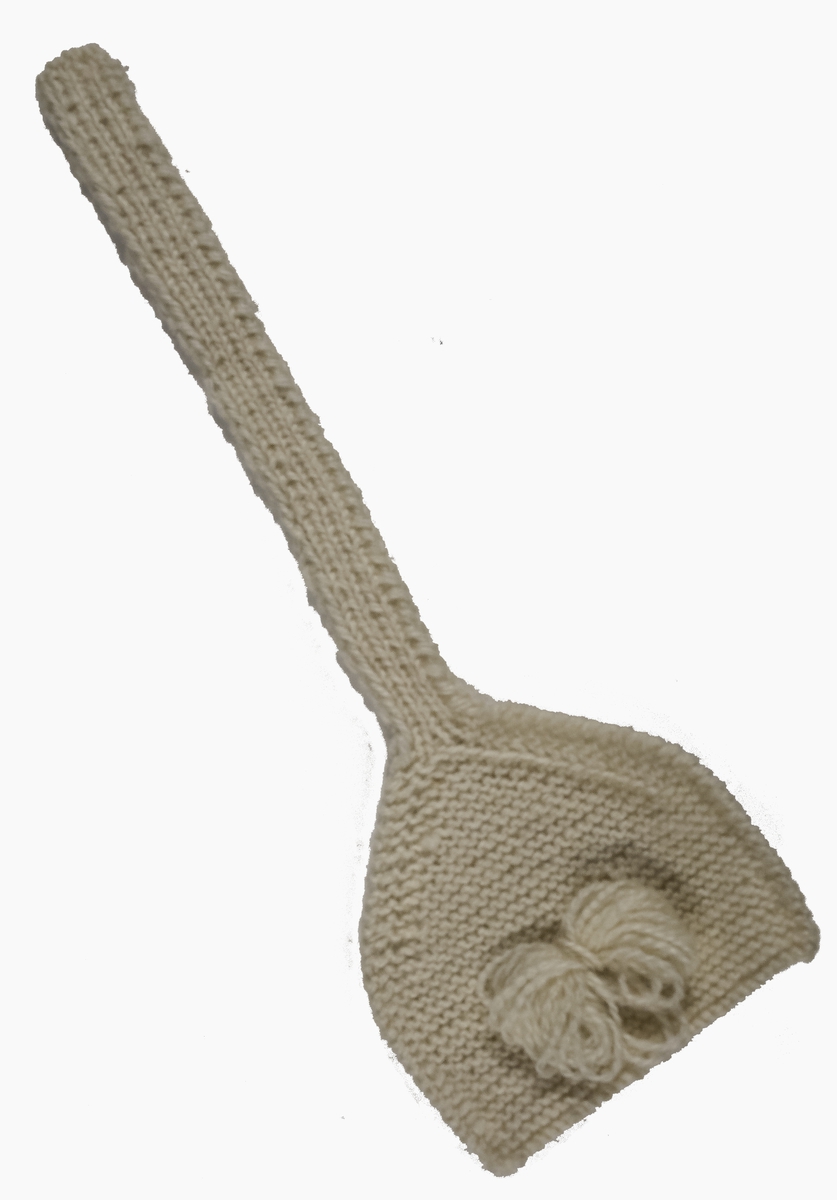 Stickad öronlapp stickad i naturvit 2 trådigt ullgarn Öronlappen är rätstickad 
knytbandet resårstickat , att användas till bingemössa.