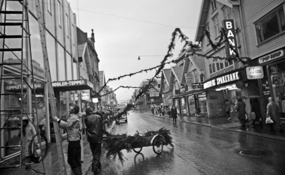 Snart jul. Julegata monteres. Julelys og granbar blir nå satt opp i Haugesunds gater. Julen nærmer seg.